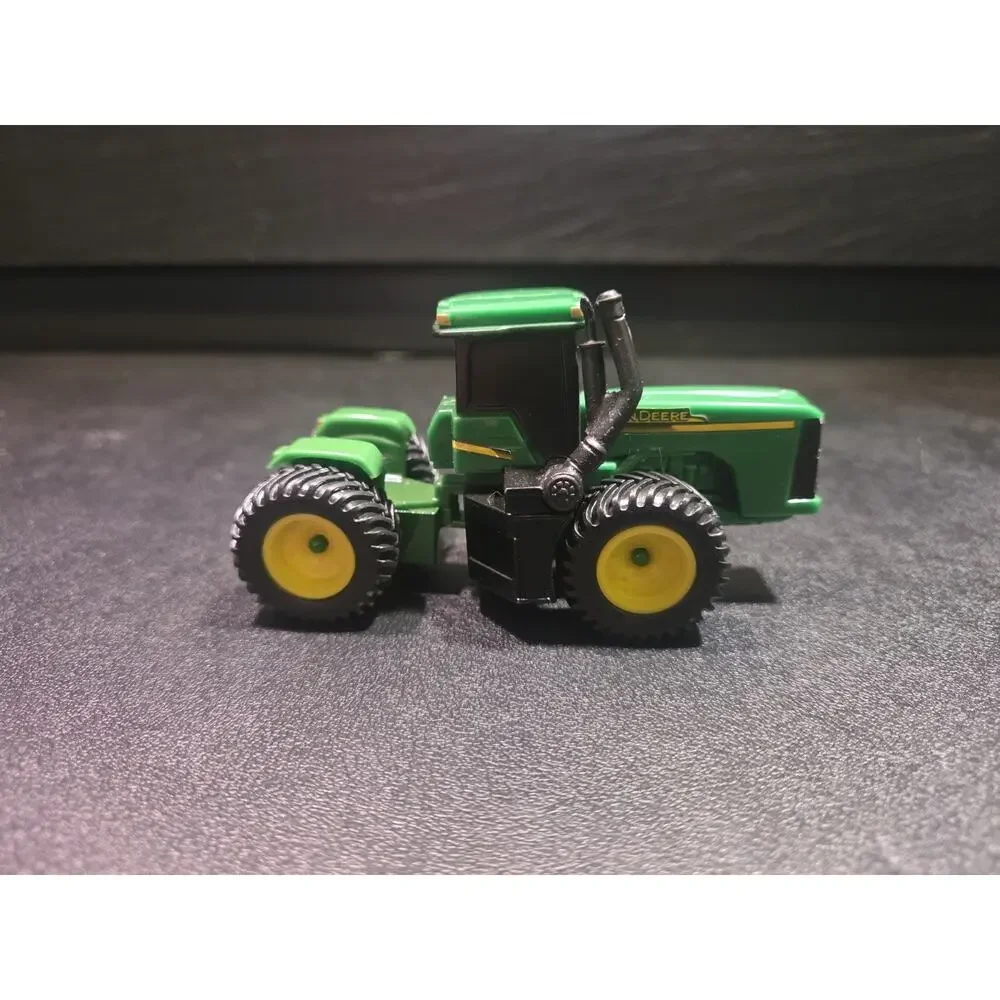 1/64 ERTL JOHN DEERE 119 8 SR00 Metal Bottom And Hitch, Plastic Upper Shell